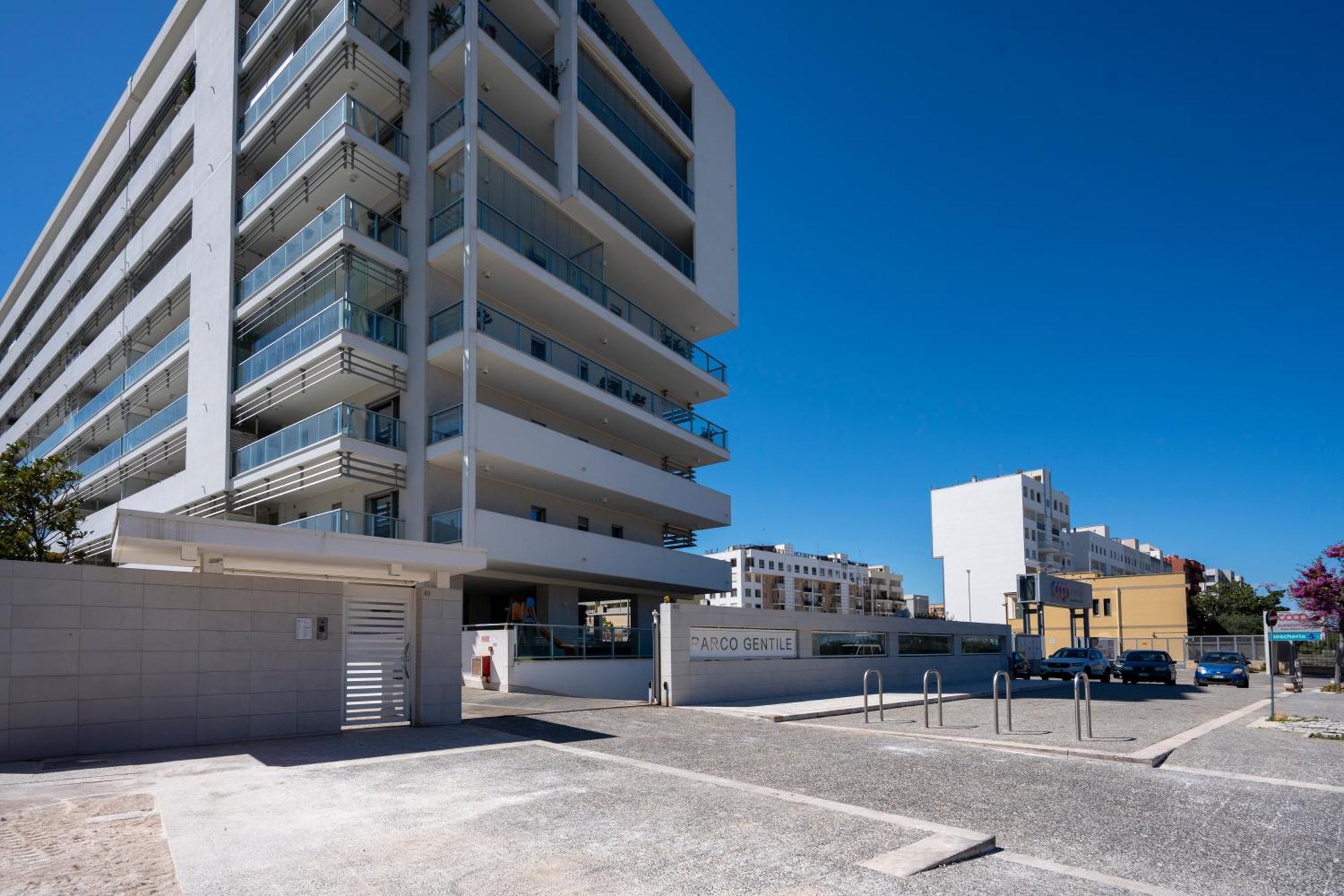 Kind Park - Sleek Apartment With Terrace & Parking Μπάρι Εξωτερικό φωτογραφία